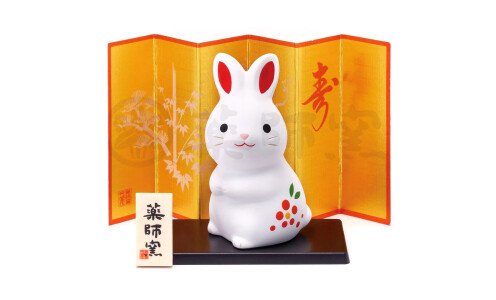 YAKUSHIGAMA Rabbit Figurine Symbol of 2023 — символ года 2023  кролик на подставке